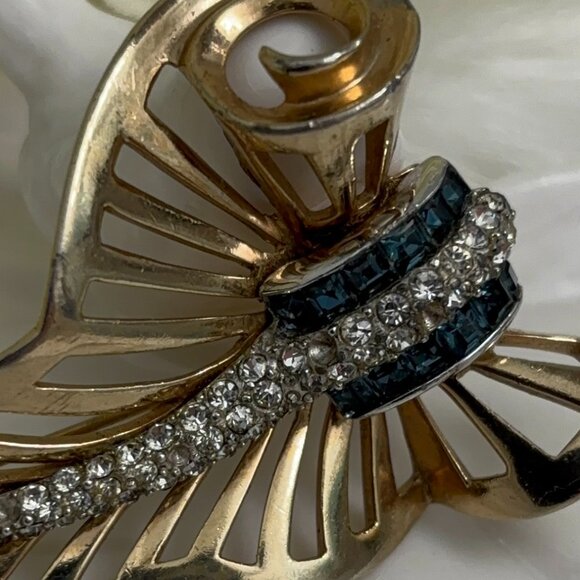 CORO DECO CURLED LEAF 1940s SAPPHIRE BLUE & CLEAR RHINESTONE BROOCH - Picture 3 of 6
